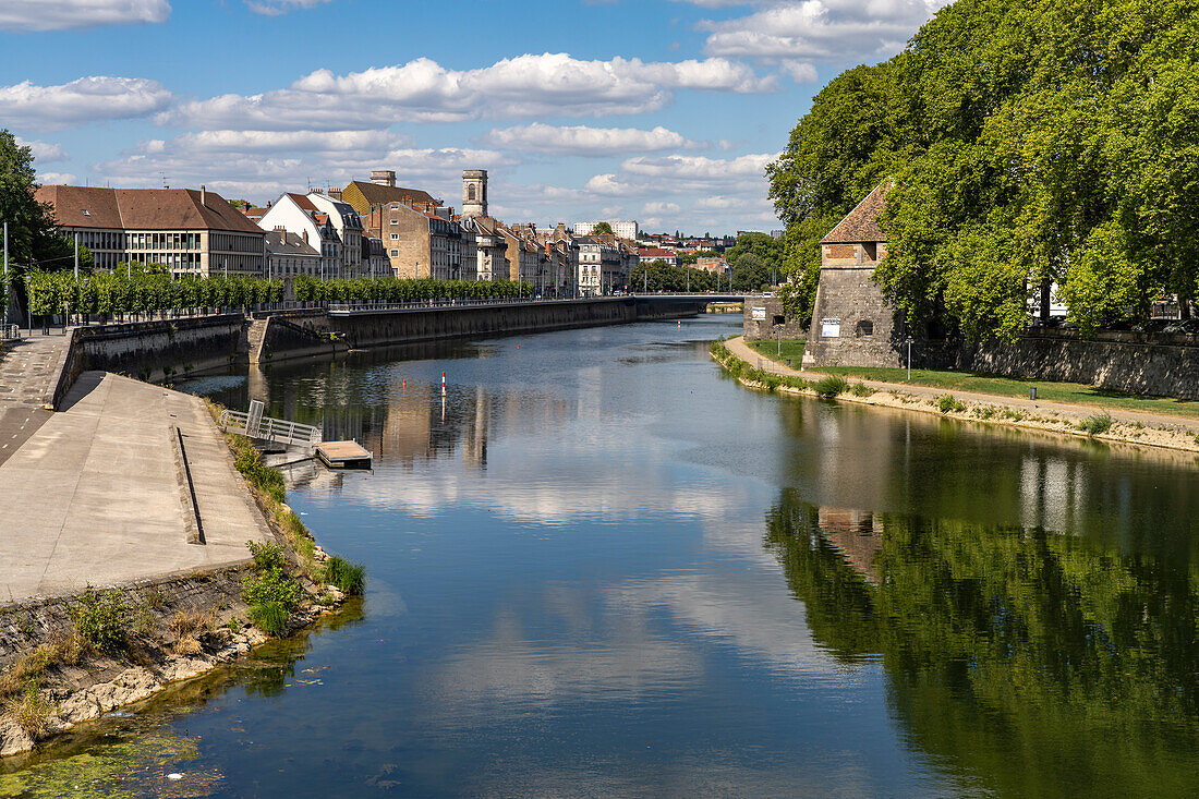Groupe d'amis en mission dans Besançon